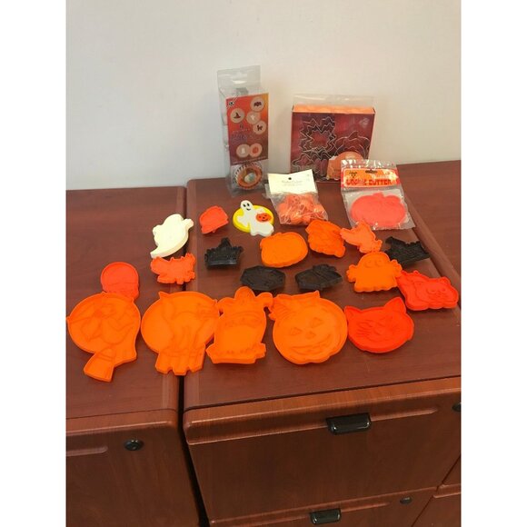 Vintage Halloween 18 Cookie Cutters, Leaf Cookie Cutters Cake Decorations & Linz - Picture 1 of 7
